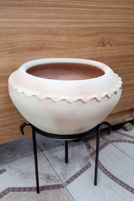 قصرية فخارية عريضة بحواف زخرفية وقاعدة معدنية